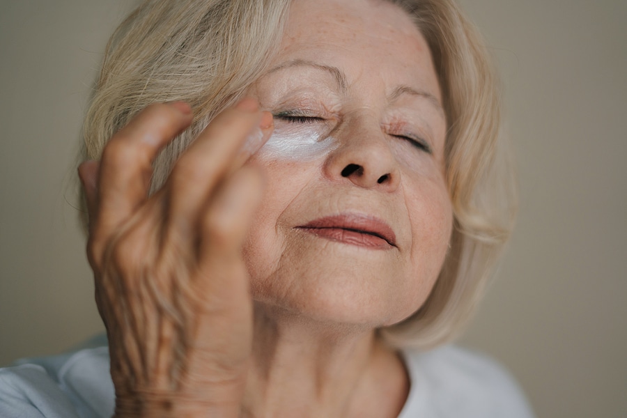 Personal care at home can help seniors with routine hygiene to avoid skin rashes.